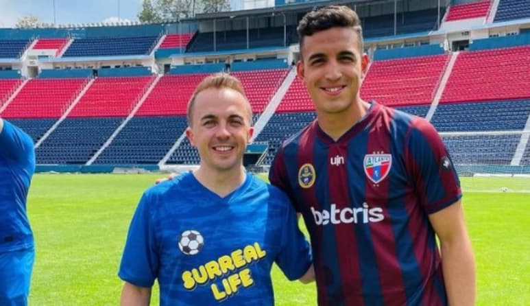Frankie Muniz, mayormente conocido por ser el protagonista de la serie Malcom el de en medio, sorprendió al aparecer en la cancha del Estadio Ciudad de los Deportes.