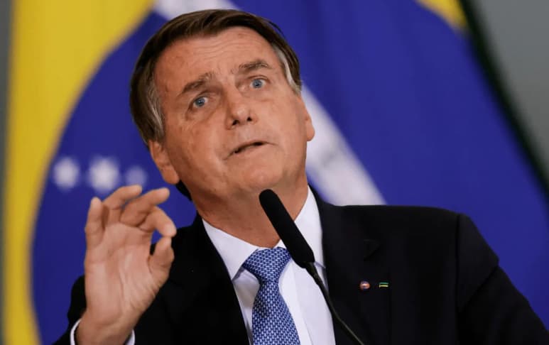 Durante su transmisión en vivo, el presidente Jair Bolsonaro, atribuyó como causante del sida a la vacuna contra el COVID-19, video que ya fue retirado por Facebook e Instagram (CAPTURA)
