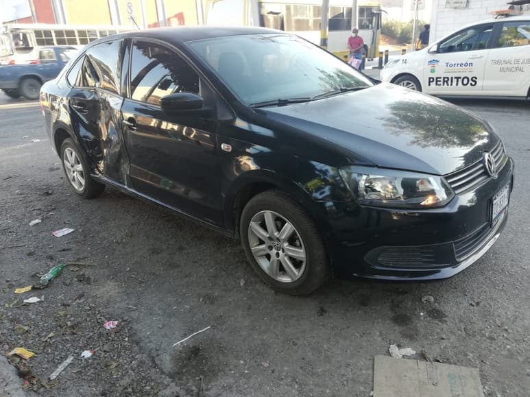 El motociclista se impactó con el automóvil en la puerta trasera del lado derecho, la cual quedó severamente dañada. (EL SIGLO DE TORREÓN)
