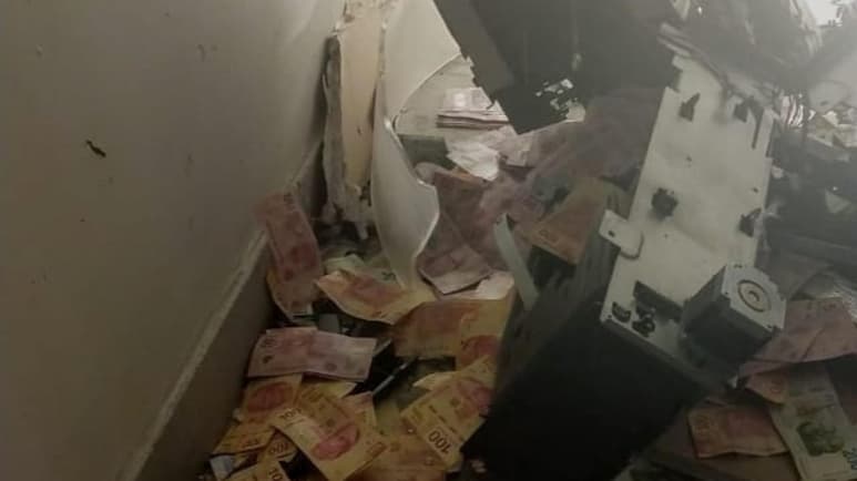 Durante la madrugada de este martes varios hombres hicieron explotar un cajero automático ubicado en una tienda departamental ubicada sobre la carretera Texcoco-Lechería, en la comunidad de Los Ángeles Totolcingo, pero dejaron los billetes esparcidos en esa área porque arribaron policías municipales de Acolman. (ESPECIAL)