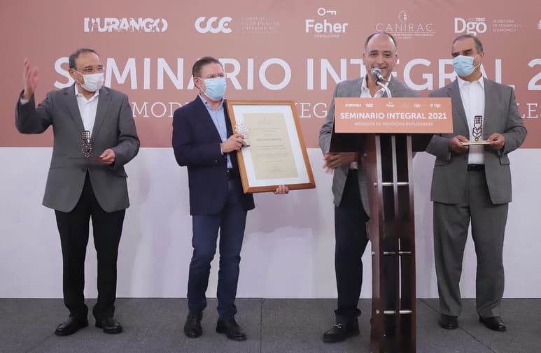 Integrantes de la Canirac entregaron un reconocimiento al gobernador Aispuro Torres por las acciones implementadas ante la pandemia. (EL SIGLO DE TORREÓN)