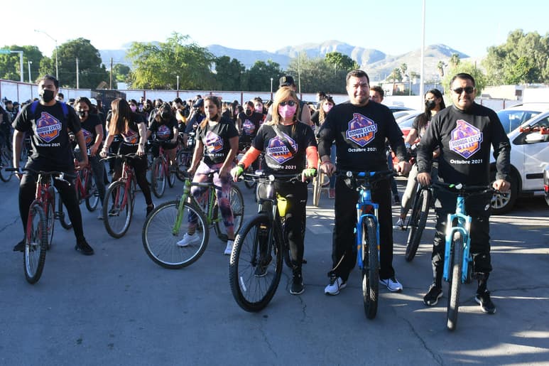 Con la participación de más de 200 pedalistas, este jueves se llevó a cabo la primera rodada ciclista denominada “Rodando o caminando, quiero llegar seguro a casa”, organizada por la Facultad de Derecho de la Universidad Autónoma de Coahuila, Unidad Torreón.