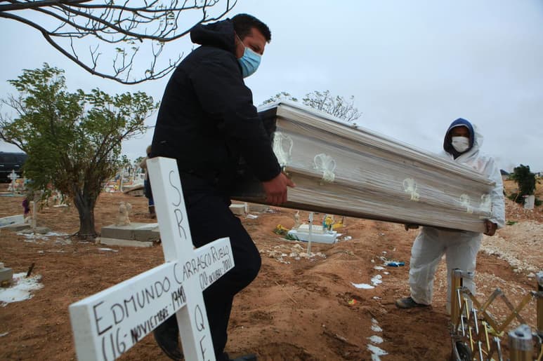 El COVID-19 fue la principal causa de muerte en la población de
entre 35 y 64 años en 2020. (ARCHIVO)