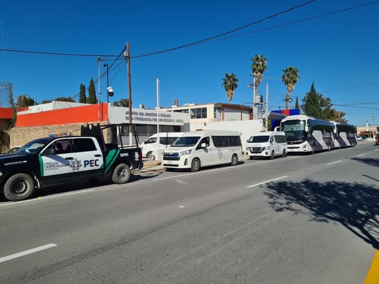 Rescatan INM y Sedena a 12 migrantes; viajaban ocultos en camarotes de dos autobuses de pasajeros.