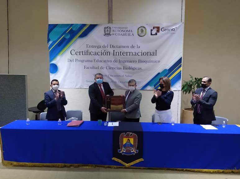 La FCB recibió la placa que da constancia oficial de la acreditación internacional GRANA con validez de cinco años.