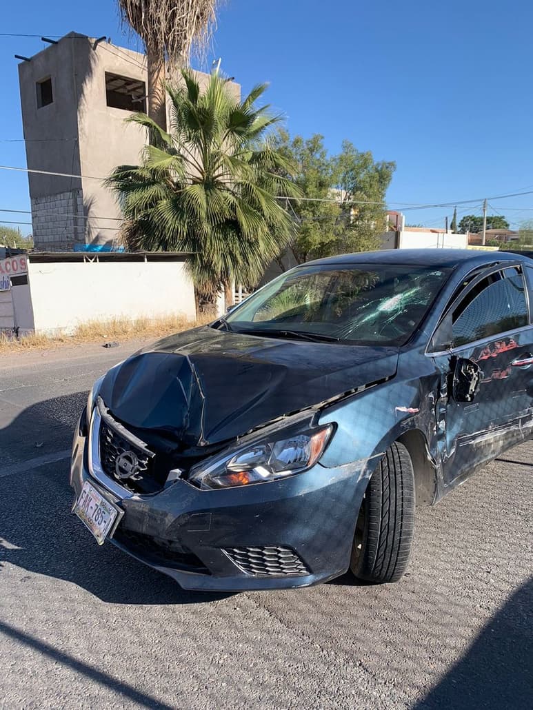Un camión de carga se impactó contra un vehículo particular al intentar cambiar de carril.