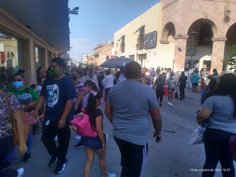 Principalmente los fines de semana, el ambulantaje se incrementa en más del 30 por ciento, por lo que comerciantes del primer cuadro de la ciudad piden a la autoridad municipal mayor vigilancia a fin de evitar que se continúen estableciendo.