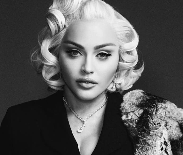 Madonna volvió a ponerse en la piel de Marilyn Monroe en una controversial producción para la portada del número de invierno de 'V Magazine'.
