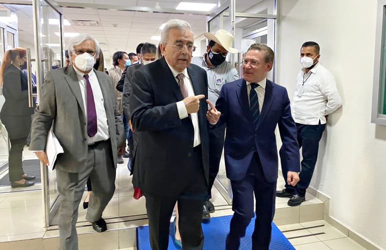El mandatario de Durango, José Rosas Aispuro Torres, acudió a la toma de protesta como gobernador de Sinaloa de Rubén Rocha. (EL SIGLO DE TORREÓN)