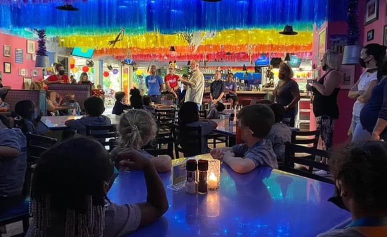 Una de las maestras de la primaria, compartió en redes sociales fotografías de la 'excursión' de los niños al bar gay en Florida (ESPECIAL)