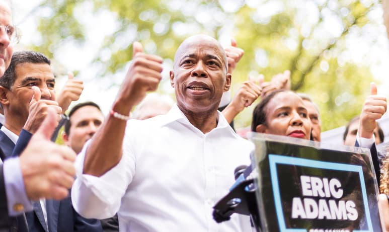Los neoyorquinos están llamados mañana martes a las urnas para elegir al alcalde de Nueva York, en unas elecciones en las que el candidato del Partido Demócrata, Eric Adams, es el claro favorito para sustituir a su compañero de partido Bill De Blasio, que en enero cumplirá ocho años como regidor de la mayor ciudad de Estados Unidos. (ARCHIVO)