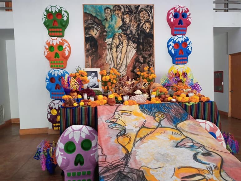 Como cada año, el Teatro Isauro Martínez (TIM) realizó la instalación de su altar de muertos, en el marco de la celebración del día 2 de noviembre.