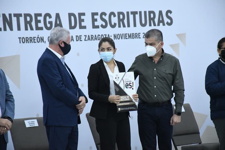 Ayer por la mañana se realizó el acto de entrega de papelería. (FERNANDO COMPEÁN)