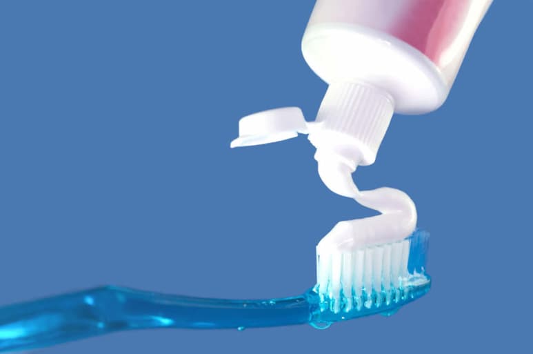 Las pastas de dientes para niños contienen edulcorantes, abrasivos y leyendas que no reflejan la realidad del producto, por lo que la Procuraduría Federal del Consumidor (Profeco) las inmovilizará y prohibirá que se vendan en las tiendas de autoservicio, farmacias y en cualquier negocio. (ARCHIVO)