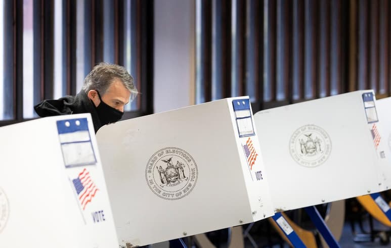 Los neoyorquinos salieron este martes a elegir a su nuevo alcalde, en una jornada muy tranquila, sin apenas ambiente electoral ni colas en los colegios, y que muy previsiblemente se decantará por el demócrata Eric Adams. (EFE)
