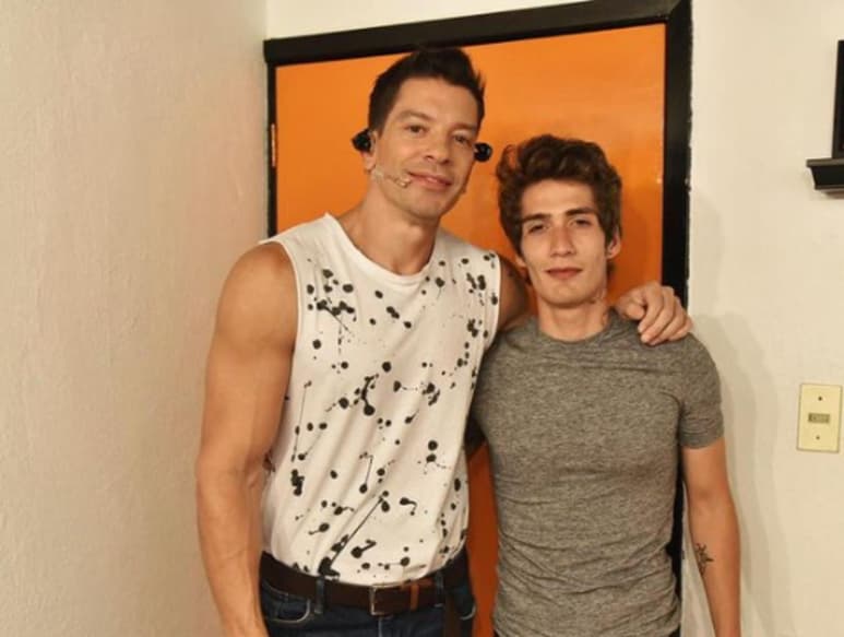 El hijo mayor del cantante y exacadémico Yahir, Tristán de 23 años, continúa una lucha con una adicción a las drogas y el alcohol desde hace varios años, recientemente reveló su orientación sexual, señalando que espera el apoyo de su padre, además de que adelantó que se quiere dedicar a crear contenido para adultos. (Cortesía / Instagram: Yahir)