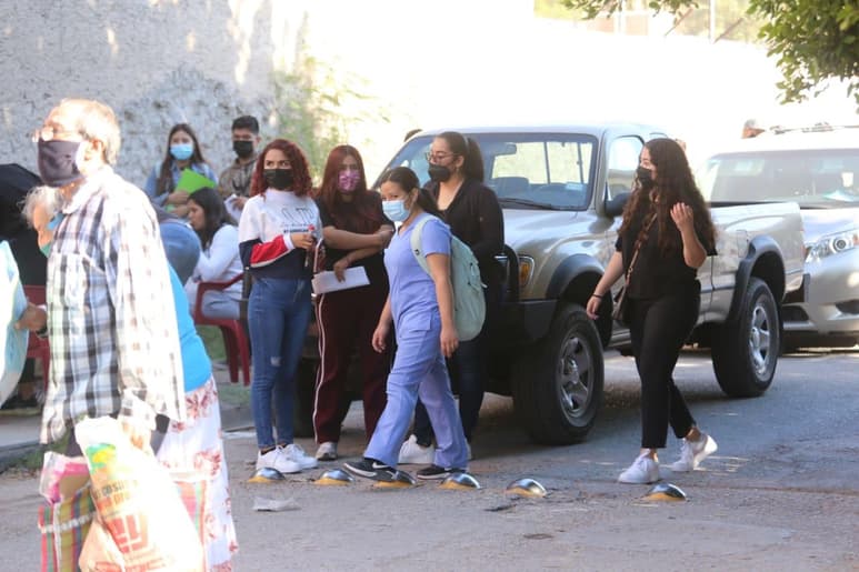 Desde muy temprano hubo gente formada esperando el inicio de la vacunación. (EL SIGLO DE TORREÓN)