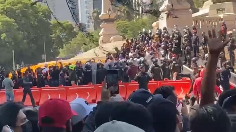 El Red Bull Show Run 2021 con Sergio Pérez se vio interrumpido por un grupo feminista que marchaba por la zona exigiendo justicia por las mujeres que han sido asesinadas en el país.