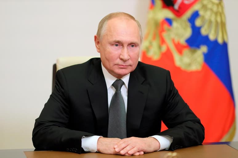 El presidente ruso, Vladimir Putin, instó el miércoles a los fabricantes de armas del país a desarrollar misiles hipersónicos y láseres de alta energía aún más avanzados para mantener la ventaja del país en tecnologías militares. (ARCHIVO)