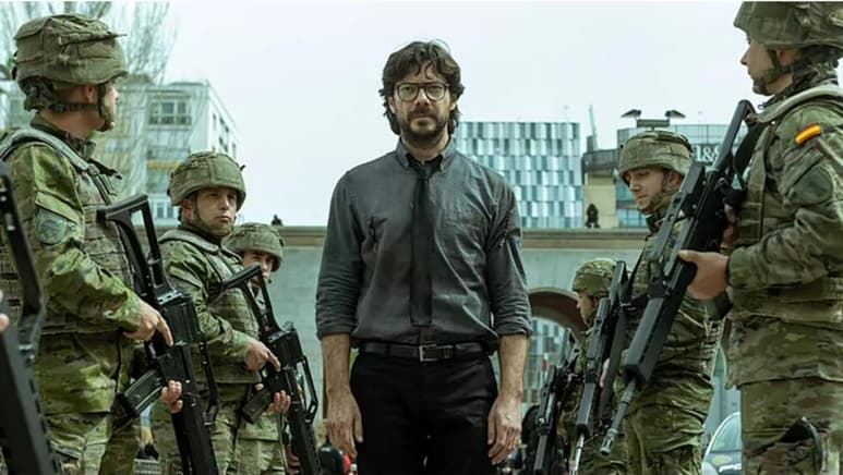 Cuando falta justo un mes para el fin del atraco más famoso de la televisión, este miércoles Netflix ha dado a conocer el tráiler oficial del final de La casa de papel, que promete fuego y tensión, con una banda totalmente acorralada por el Ejército que quiere acabar con el Profesor y compañía. (ESPECIAL)