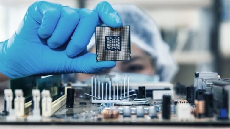 Buscan reducir costos logísticos para atender mercado nacional por desabasto de chips. (ARCHIVO)