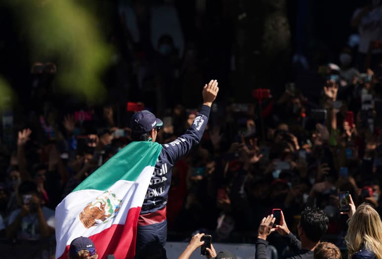 El acercamiento que vivió Sergio Pérez con la afición en Paseo de la Reforma es una más de las muestras de lo que se ha generado en torno a su figura de cara al Gran Premio de México.