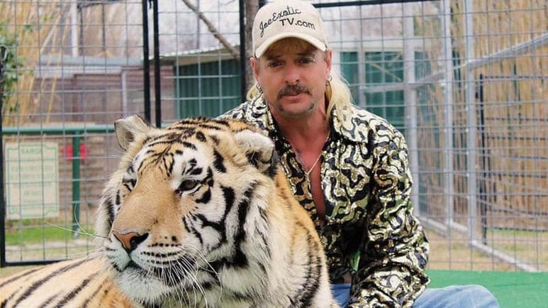 El hombre conocido como “Tiger King”, quien cobró notoriedad por un documental de Netflix tras ser declarado culpable de intentar contratar a alguien para asesinar a una activista por los derechos de los animales, dijo que padece cáncer. (ESPECIAL)