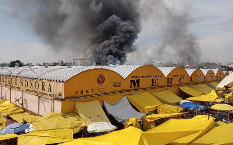 A través del monitoreo de las cámaras de la Ciudad se reportó un incendio en la zona de cerámicas del Mercado de Sonora, por lo que fueron desplegados equipos de emergencia. (ESPECIAL)