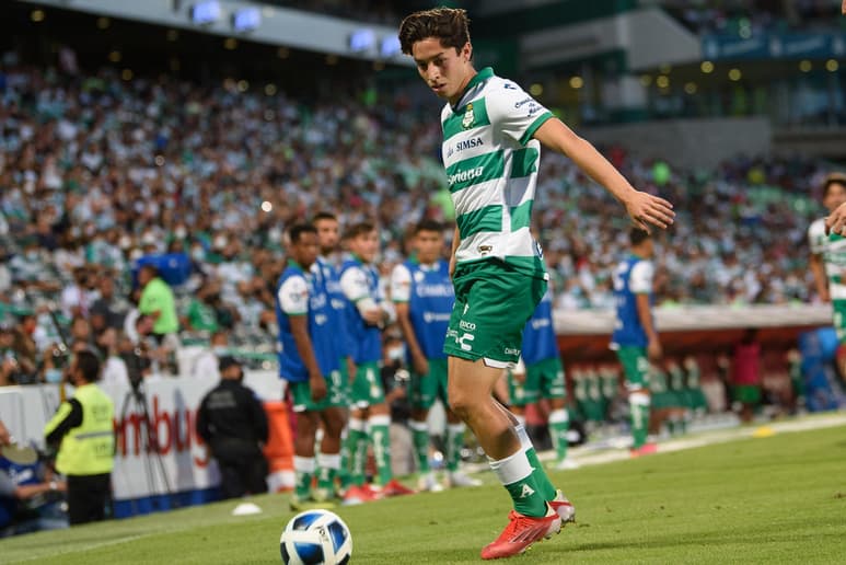 El jugador promesa de Santos Laguna, Jordan Carrillo no siempre tuvo puesta la camiseta de los Guerreros, ya que de niño tenía un sueño futbolístico: jugar con las Chivas de Guadalajara.