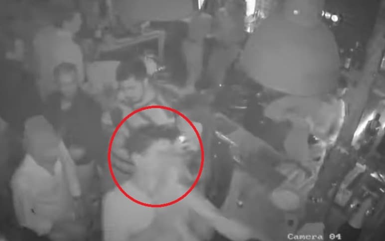 En el video se ve a la mujer arremeter contra quien sería su pareja, reventándole un vaso de vidrio en la cara (CAPTURA)