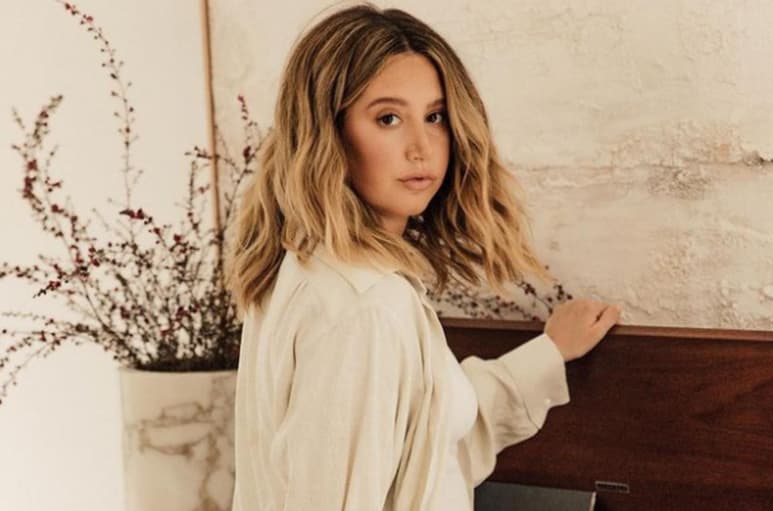 La actriz y cantante norteamericana, Ashley Tisdale, fue una de las grandes figuras del canal familiar Disney Channel, fue una de las protagonistas del fenómeno televisivo 'High School Musical' en tres películas, además del spin-off, 'La fabulosa aventura de Sharpay'. Tisdale señaló que durante la gira del elenco, Disney la hizo cambiar la letra de una de sus canciones.