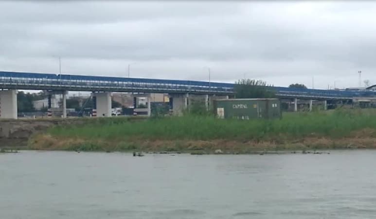Durante la semana se instalaron contenedores a todo lo largo del río Bravo y han arribado un mayor número de unidades militares, con lo que buscan impedir el ingreso de migrantes.