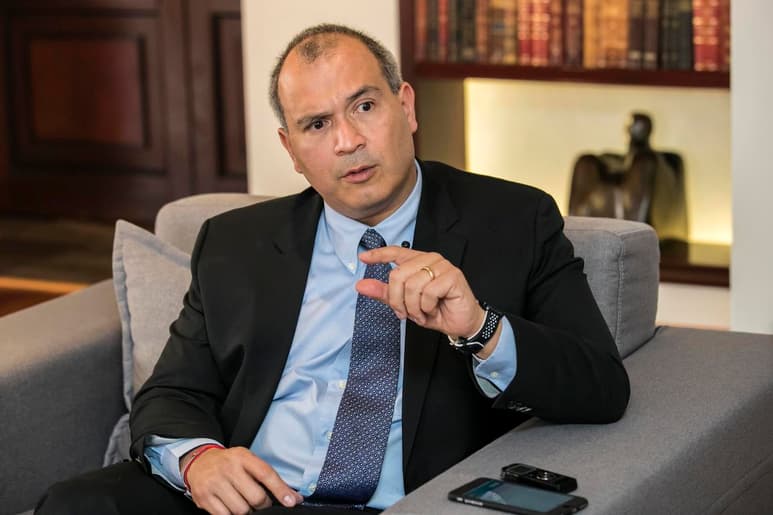 El abogado de Carlos Treviño, Óscar Zamudio, aseguró que hasta el momento no le consta que haya una orden de aprehensión contra el exdirector de Petróleos Mexicanos (Pemex), y agregó que en caso de que existiera la orden sería por no presentarse a la audiencia de septiembre pasado. (ARCHIVO)