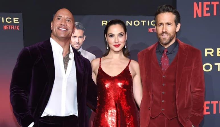 La noche del miércoles cientos de fans llenaron los asientos de un escenario montado en el corazón del L.A. Plaza, centro de esta ciudad que colinda con la arena donde juegan las estrellas de los Lakers. Ahí, las luminarias de Gal Gadot, Dwayne Johnson y Ryan Reynolds, se dieron cita para presentar en premiere Red Notice a estrenarse en cines de Estados Unidos el 5 de noviembre y en la plataforma Netflix a partir del 12 de este mes. (ESPECIAL)