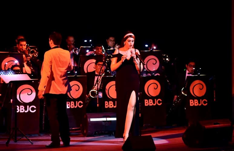 La primera invitada de la noche es la cantante Joyce Rosales. (ERICK SOTOMAYOR)