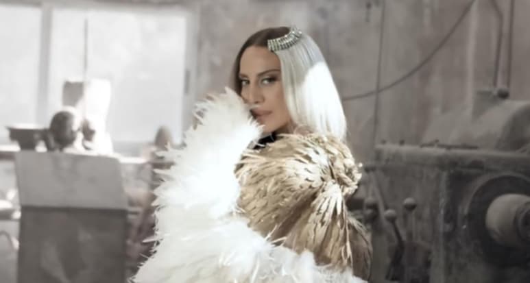 Impacta. Ahora luce la cantante el cabello blanco y ocre. (ESPECIAL)