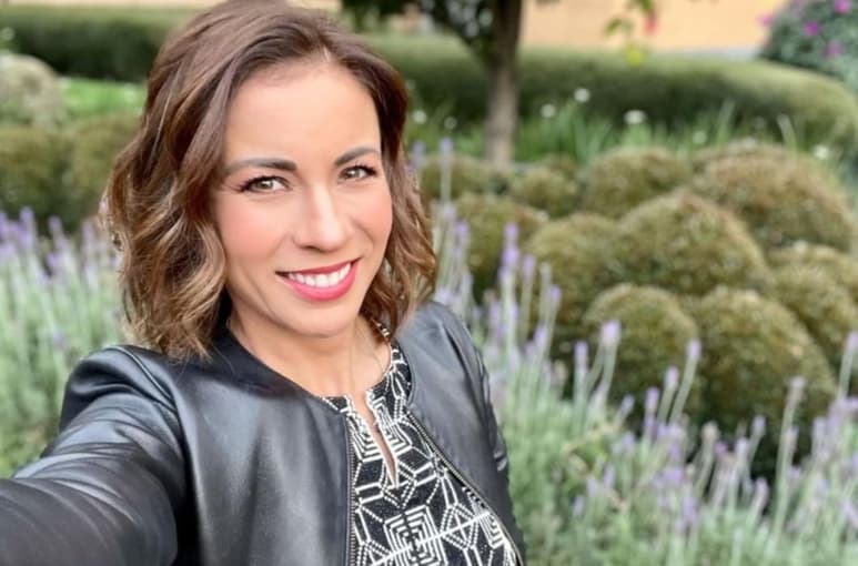 La conductora de televisión se dejó ver en traje de baño desde Instagram (@INGRIDCORONADOMX)