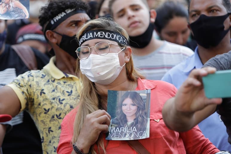 Al menos 100,000 personas acudieron este sábado al gimnasio Goiania Arena a despedir a la cantante y compositora Marília Mendonça, una de las artistas más populares de Brasil y ganadora de un Grammy Latino en 2019, que falleció el viernes en un accidente aéreo. (EFE)