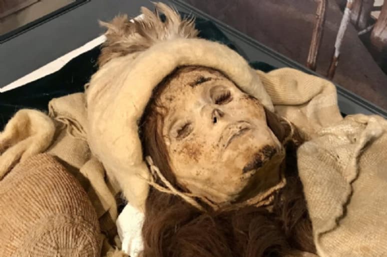 El estudio genómico de las momias de la cuenca del Tarim, en el oeste de China, ha revelado que esos enigmáticos restos humanos pertenecen a una población indígena que, en la Edad del Bronce, estaba genéticamente aislada pero era culturalmente cosmopolita. (ESPECIAL)
