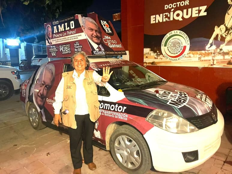 La doctora Lilia Mosquero recibió un vehículo Nissan Tiida modelo 2015 y de inmediato lo tapizó con mensajes pro-AMLO. (CORTESÍA)