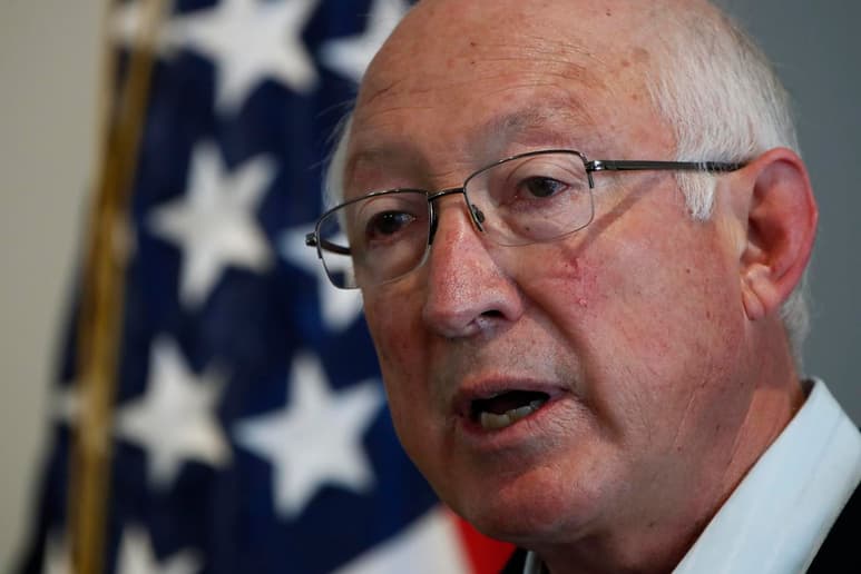 El presidente López Obrador señaló que Ken Salazar es un buen embajador con quien lleva buenas relaciones y tiene derecho a expresarse. (ARCHIVO)