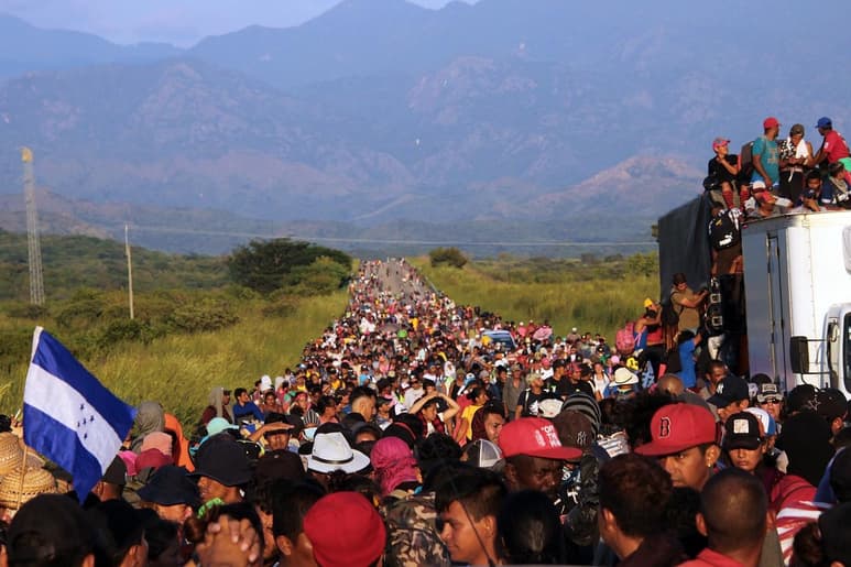 La caravana migrante avanzó este lunes por el sureño estado mexicano de Oaxaca mostrando signos de cansancio tras haber cambiado de región y andado más de 300 kilómetros. (ARCHIVO)