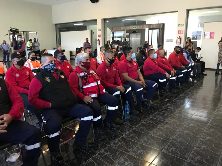 Se entregaron 35 equipos completos de protección. (GUADALUPE MIRANDA)