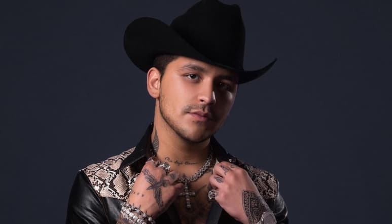 En Pleito. Christian Nodal terminó sus compromisos en México.