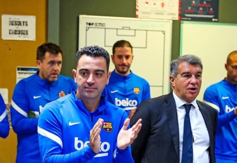 Xavi Hernández dirigió esta mañana su primer entrenamiento en la Ciudad Deportiva Joan Gamper, prácticamente en familia. (ESPECIAL)