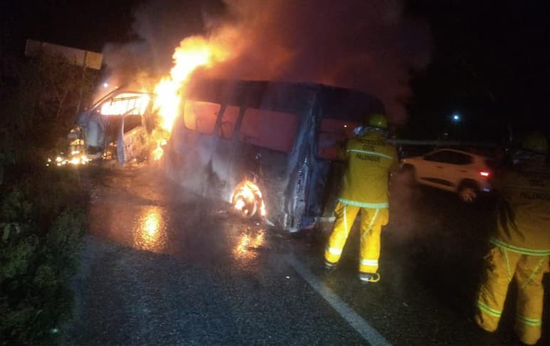Al menos 12 personas, que se presume eran migrantes, fallecieron el martes en un accidente entre dos vehículos de transporte de pasajeros que tras chocar se incendiaron en una carretera del sur de México, indicaron las autoridades estatales. (ESPECIAL)