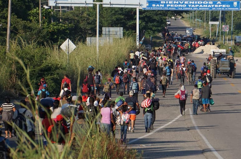 La caravana migrante avanzó este martes otros 11 kilómetros por el sureño estado mexicano de Oaxaca y anunció su intención firme de llegar hasta la frontera con Estados Unidos. (ARCHIVO)