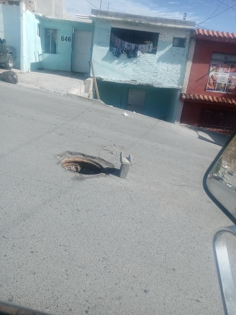 La alcantarilla se encuentra en Leandro Valle colonia el bosque frente al número 646, por lo anterior hicieron un llamado a Aguas de Saltillo (Agsal).