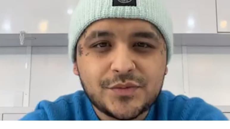 El cantante de regional mexicano ha estado en medio de la polémica luego de que se diera a conocer un supuesto veto de parte de Universal Music en su contra para que se dejen de reproducir sus canciones, esto luego de señalar que el compositor había violado términos de contrato para hacer colaboraciones, luego de trabajar con Belinda y la Banda MS.