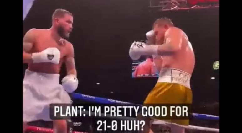 Saúl “Canelo” Álvarez y Caleb Plant sostienen una conversación durante la pelea del sábado en Las Vegas.